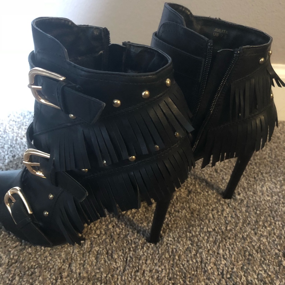 Fringe boots with buckles